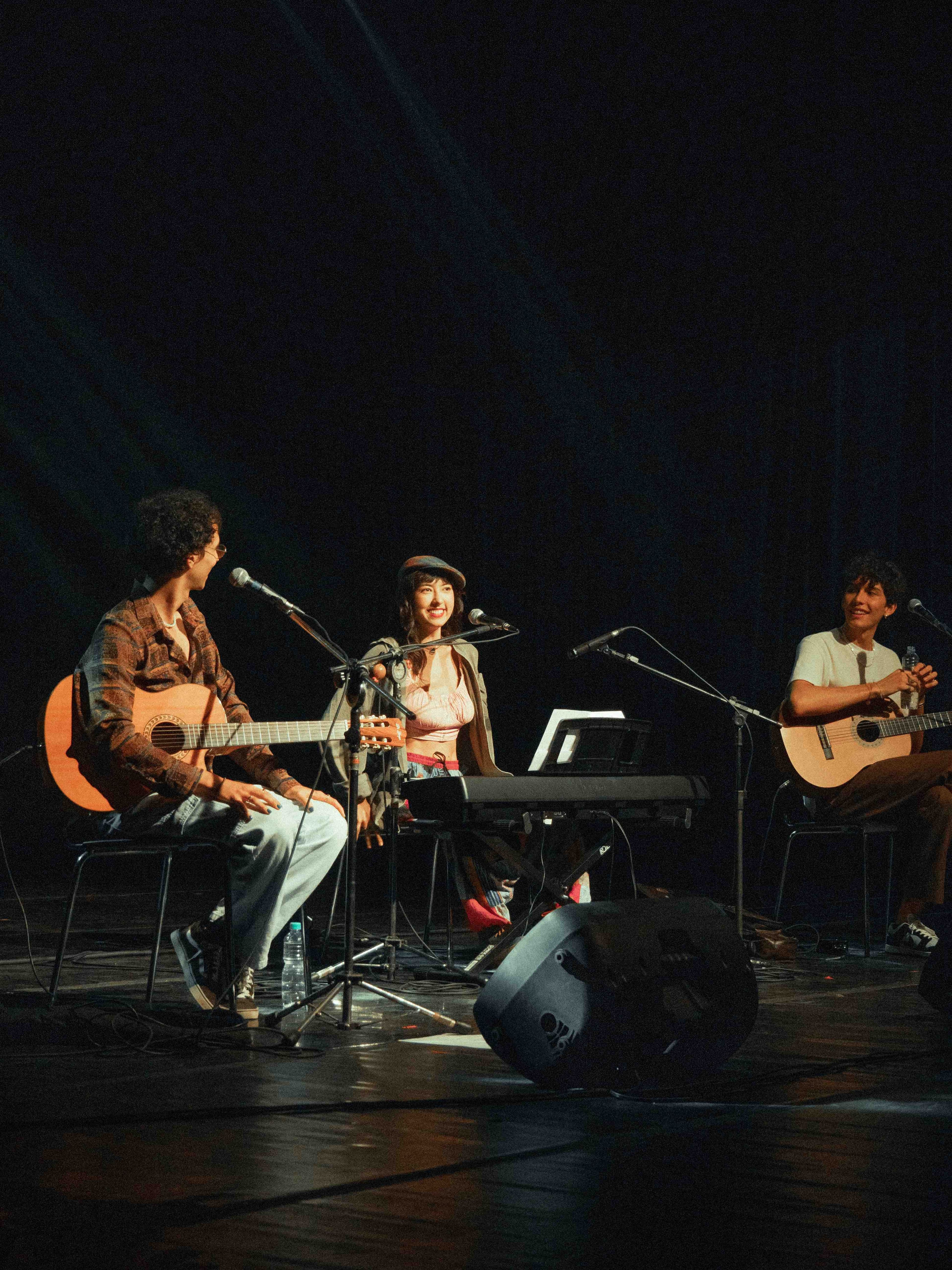 Thomézito, eu e Tomzinho. No único show (Não Ando Só) que fizemos juntos, ano passado (12/06/24). Funfact: eu cheguei da 1ª turnê pela Europa no mesmo dia do show, às 5h da manhã, em Guarulhos, SP acabada depois de 15 dias de viagem. Quando passei no dutyfree, a moça do caixa me reconheceu. Eu havia elogiado seu atendimento e reclamado sobre o tratamento no dutyfree de outros lugares. "Nem na Europa?" Ela perguntou. "Como você sabe que eu tava lá?" Respondi perguntando e rindo. "Eu acompanhei toda a sua turnê!" Disse ela, elogiando meu trabalho. Acho que seu nome era Juliana, que é o nome da minha mãe, mas talvez eu tenha inventado isso agora. Só sei que convidamos ela para o show, colocamos seu nome na lista vip e ela foi! Beijo Juliana, se esse for seu nome e você estiver lendo isso.