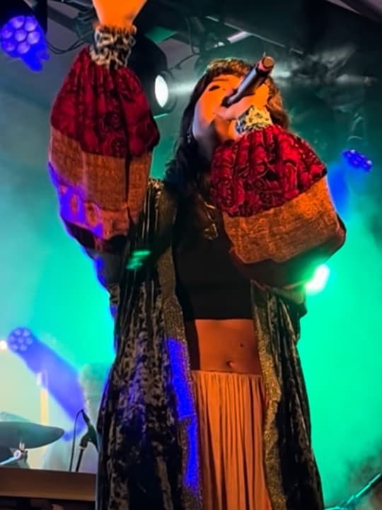 Episódio 2 - Bate-volta em Guararema (Festival Diversa). Primeiro show com nossa banda completa e estreia do nosso percussionista e baterista, Danilo Moura - que por sinal, estava com 39 de febre neste dia. Um vlog sobre viajar de van e tocar em outra cidade!