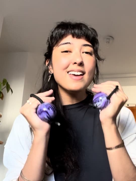 Aula 4 - Clicks (aula explicativa e prática). Hoje aprenderemos sobre o click - uma ferramenta de pontuação e ênfase dos shakers. Não tenha pressa para aperfeiçoar este movimento, pois utilizaremos ele em muitas levadas. Tome o tempo que precisar! - Mari