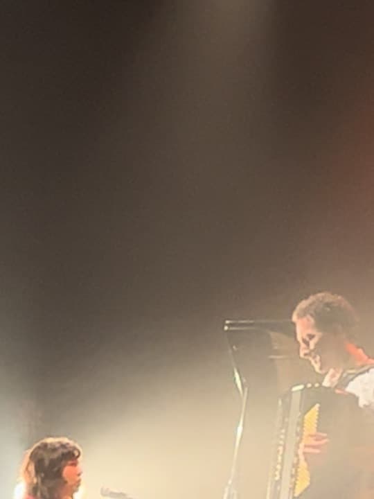 Arquivo - Lar (Show SESC Belenzinho 2022). Vou contar uma curiosidade pra vocês: Essa foi a primeira vez que eu e Pablo Moura tocamos juntos na vida. Ele já havia participado da gravação do meu primeiro disco autoral 'Crônica'- inclusive, essa foi a primeira vez que o vi. Mas, foi somente no palco que trocamos realmente. Depois disso, o resto é história! Pablo é um grande amigo e a pessoa que mais me sinto confortável compondo junto. Já ouviu nossa música 'Fofocaiada'? Essa já está no mundo, mas tem muitas outras no forno. Espero que gostem dessa lembrança. Até já - Mari