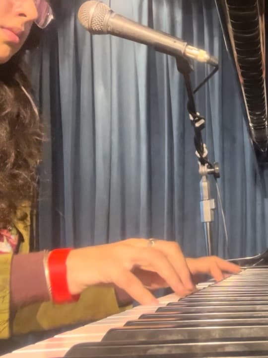 Episódio 5 - O Rio de Janeiro continua lindo (Turnê com Antonia Medeiros). Aqui estamos nós para mais uma aventura! Dessa vez, na cidade da Antonia Medeiros, minha parceira de palco nessas ultimas aventuras. Nesse vlog, eu mostro um pouquinho de como foi minha passagem no Rio, com direito à workshop, estadia na casa dos pais da Tonia e show no Bluenote RJ. Vamo simbora! - Mari