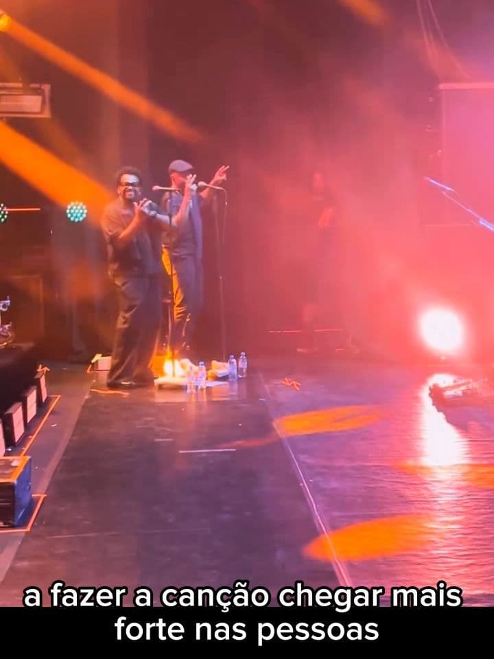 No vídeo de hoje conto um pouco sobre como é o trabalho como backing vocal! Um pouquinho dos bastidores para vocês acompanharem.