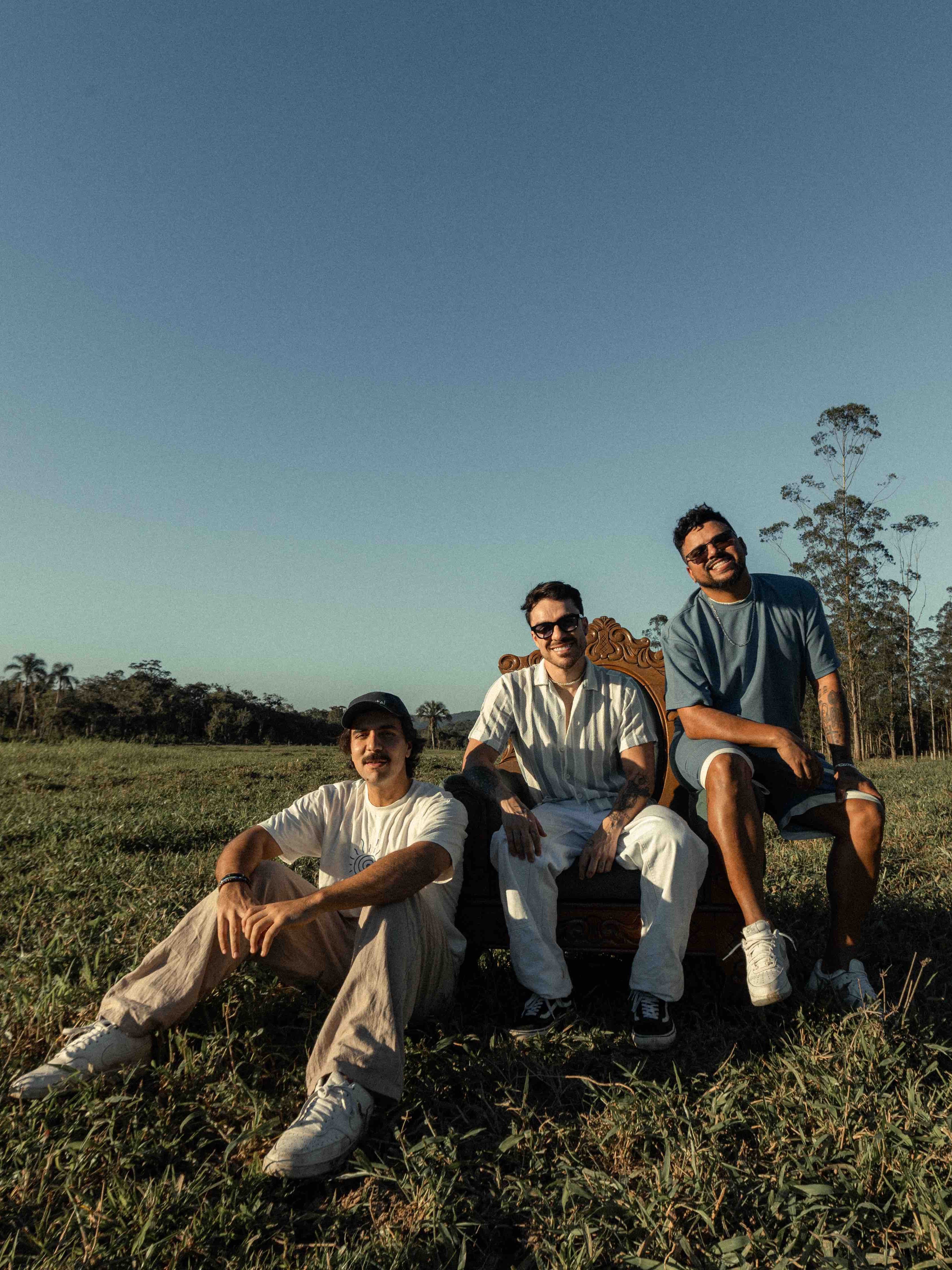 Salve familia! 

Amanhã é dia de mais um lançamento. BRISA QUE LEVA chega no mundão. Essa é uma música muito especial porque foi uma das primeiras que o di escreveu e que a gente já escuta direto a uns meses e estamos ansiosos pro mundão conhecer.  (vocês já receberam por aqui família) 

Brisa Que Leva fala sobre o vento que leva embora pra longe aquilo que não serve mais. Sobre o fim de ciclos e relacionamentos  que nos fazem crescer e uma hora cada um segue sua vida. É um som forte e é a penúltima música antes do EP ELEMENTAL chegar no mundão. 

e se você tá lendo até aqui muito obrigado por fazer parte desse sonho e fazer parte da familia dos jovens do reggaeeee :))))