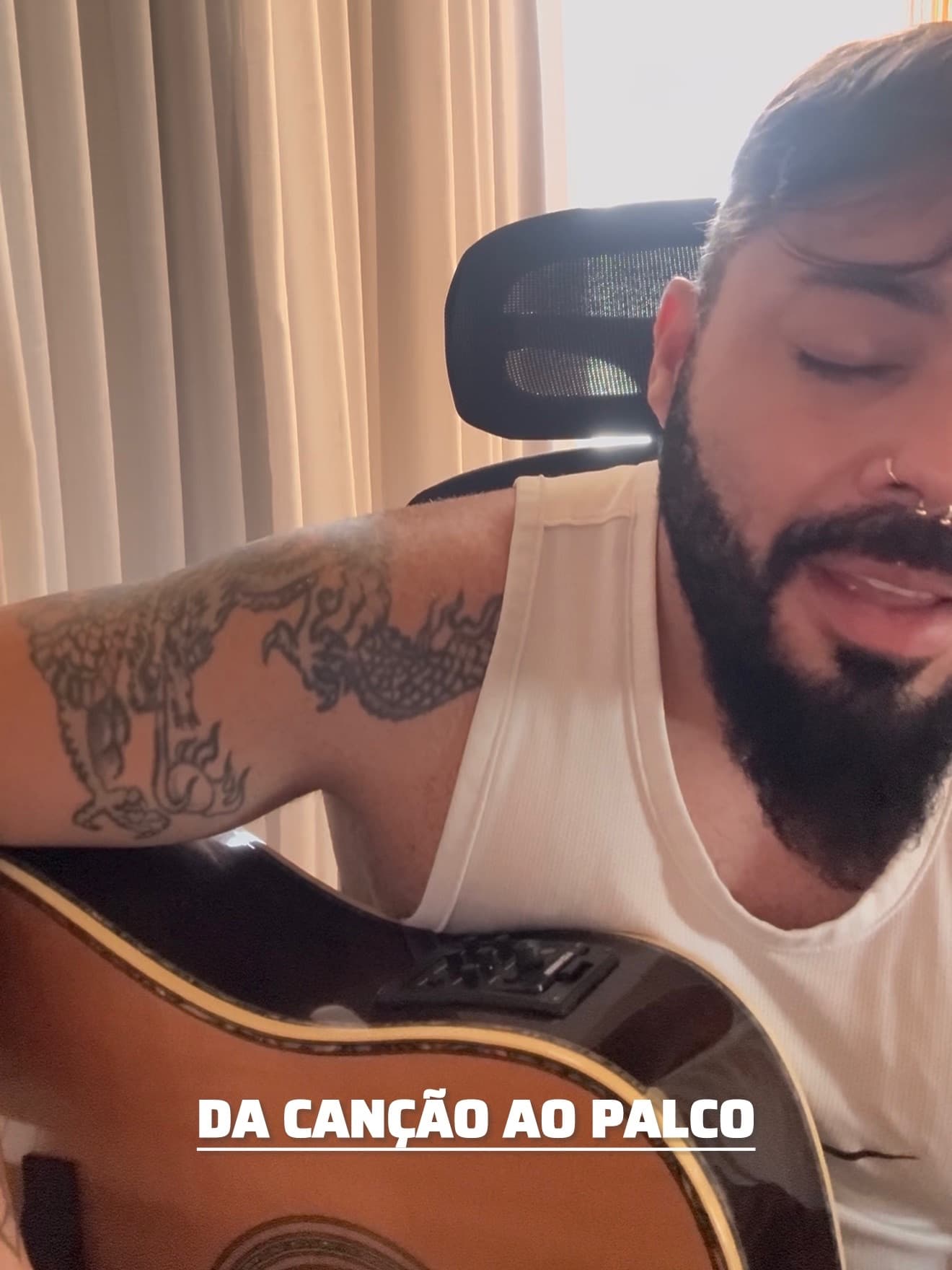 Nem toda música nasce na pista.
Às vezes ela começa no violão. Depois ganha uma nova linguagem. E, quando chega ao palco, já carrega um pedaço de toda essa história.
É esse caminho que eu mais gosto de dividir com vocês. ❤️🇧🇷