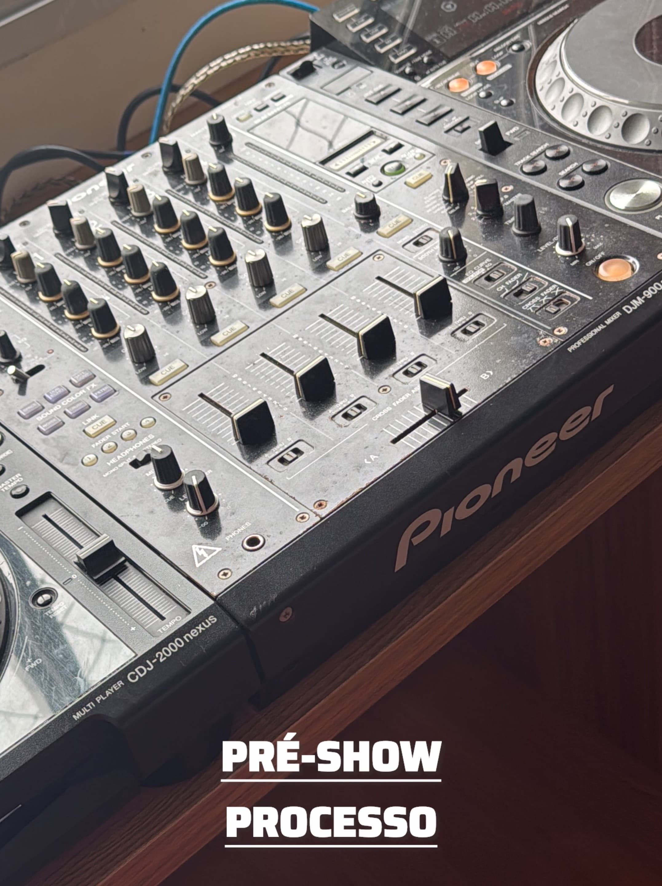 Um pouco do que acontece antes de tudo chegar ao palco.
Ensaios, escolhas, ajustes, escuta e aquelas horas em que as coisas vão tomando forma sem ninguém ver.
Um pedacinho da semana antes do Vumbora BH. 🎶