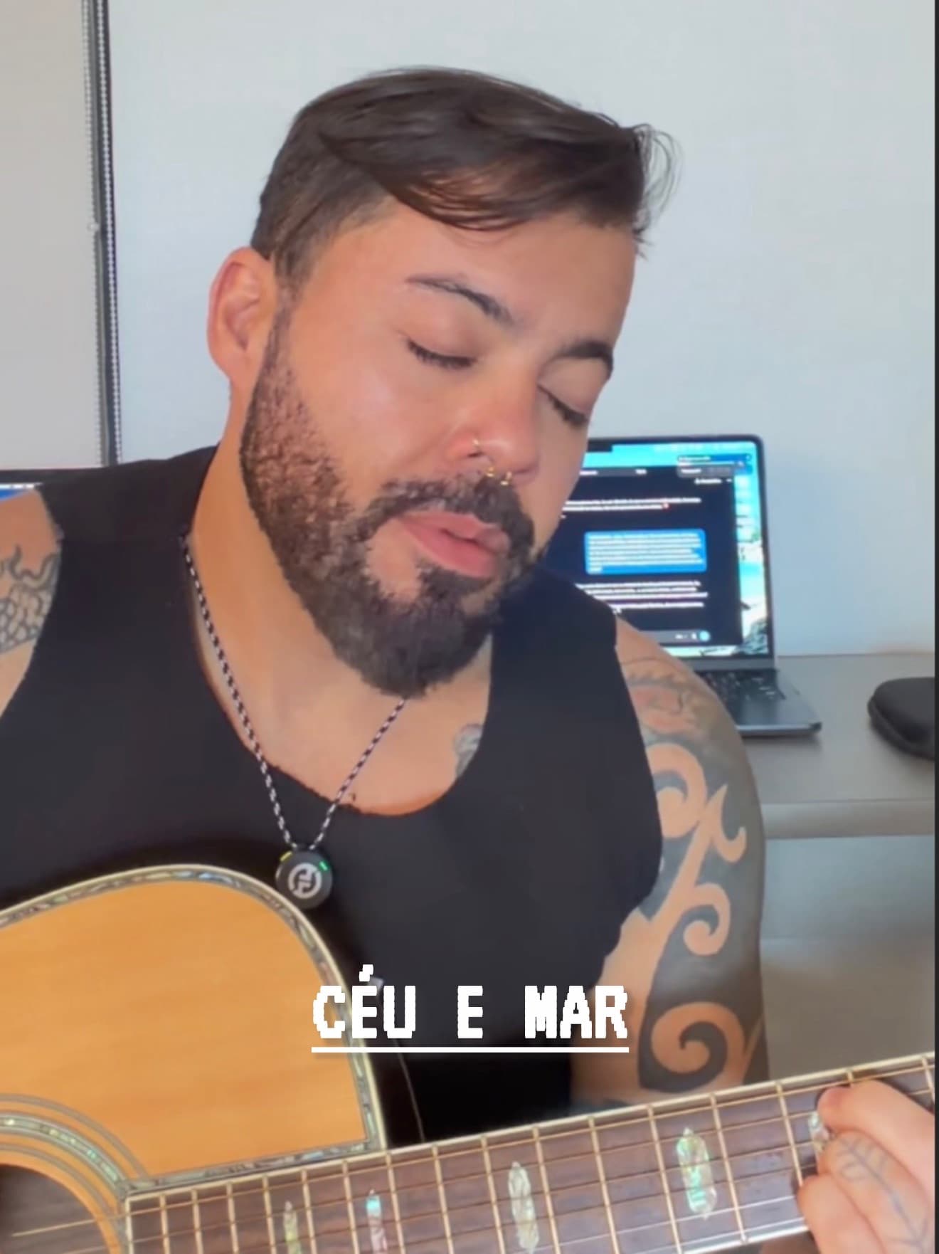 “Céu e Mar” nasceu em Floripa, numa época em que eu remava de stand up praticamente todos os dias.
Mar, vento, maré… e uma saudade enorme da Aninha.
Acho bonito perceber como algumas músicas acabam guardando exatamente o lugar e o sentimento de onde nasceram. 🌊🤍